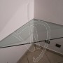 bureau-angulaire-en-suspension-dans-du-verre-transparent-sur-mesure