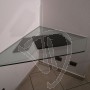 bureau-angulaire-en-suspension-dans-du-verre-transparent-sur-mesure
