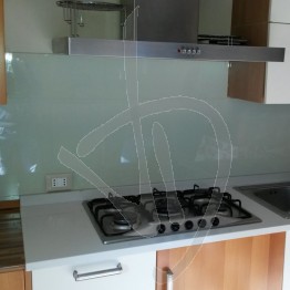 Paraschizzi cucina in vetro laccato, su misura