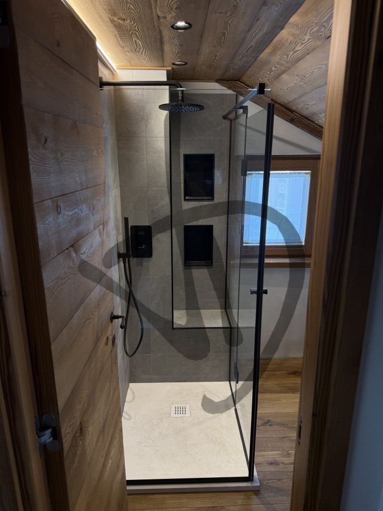 Cabine de douche d'angle sur mesure avec finitions noires, ambiance moderne 1 - Angulaire