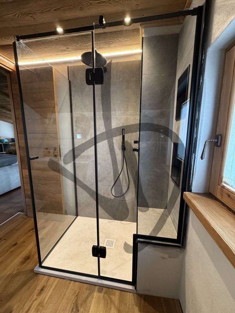 Cabine de douche d'angle sur mesure avec finitions noires, ambiance moderne 2 - Angulaire