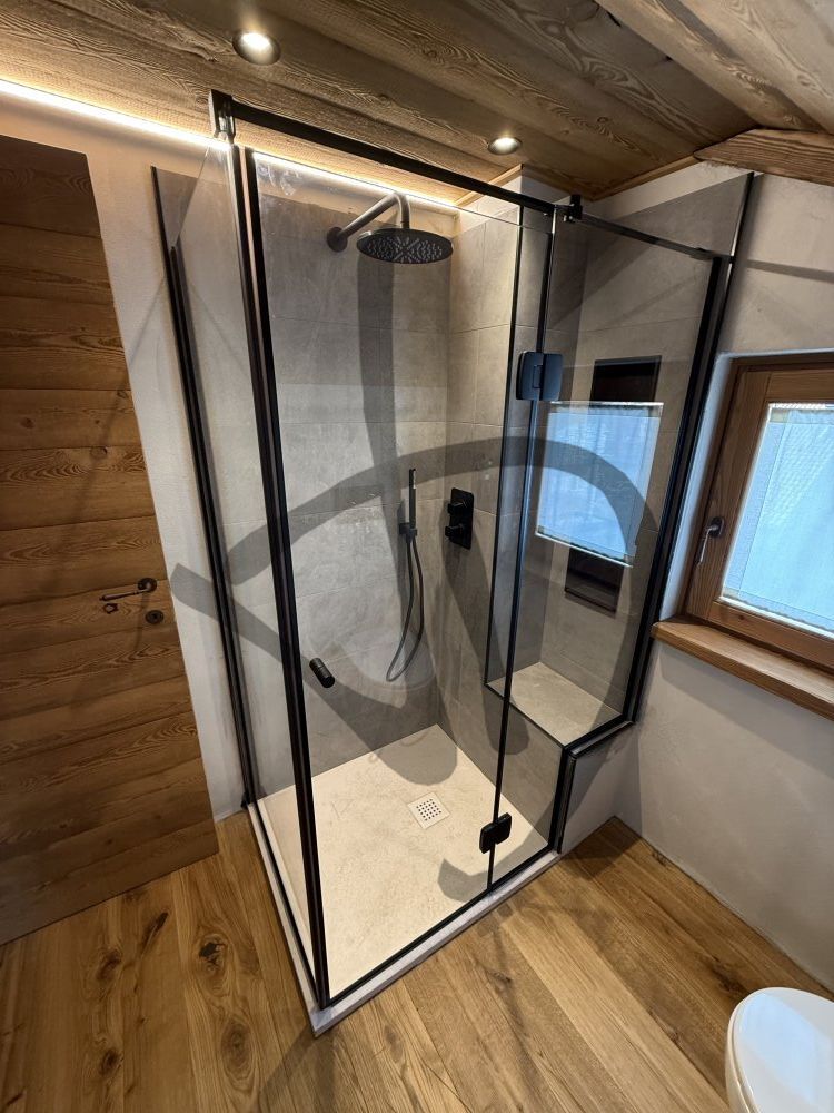 Cabine de douche d'angle sur mesure avec finitions noires, ambiance moderne 3 - Angulaire