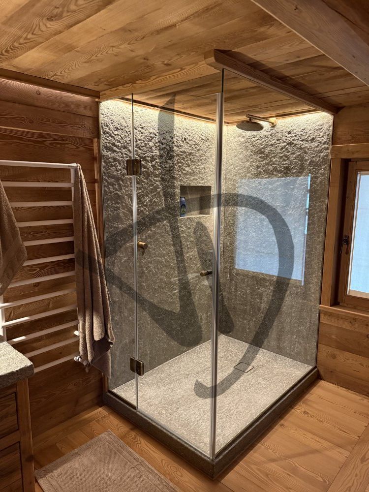 Cabine de douche d'angle sur mesure pour maison de montagne, bois 1 - Angulaire