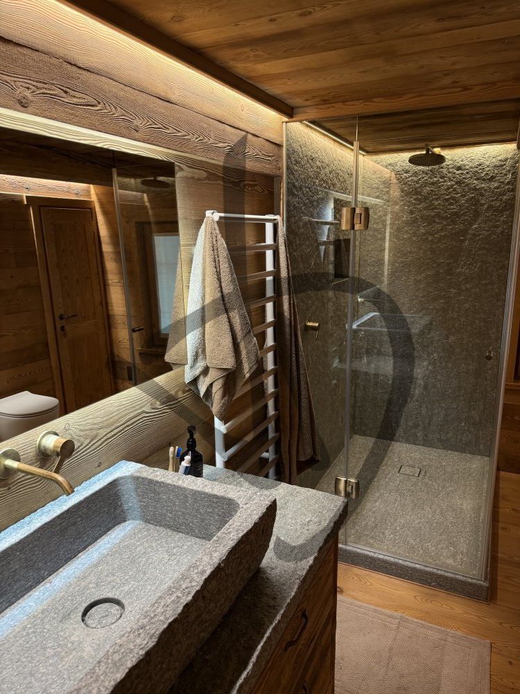 Cabine de douche d'angle sur mesure pour maison de montagne, bois 2 - Angulaire
