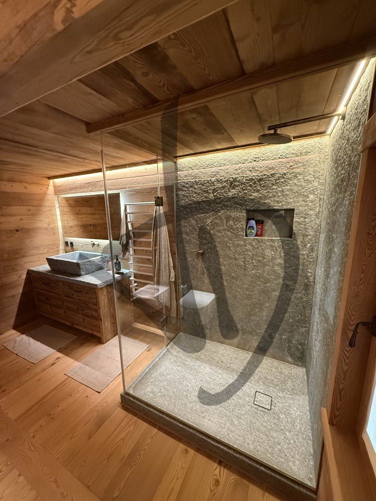 Cabine de douche d'angle sur mesure pour maison de montagne, bois 4 - Angulaire