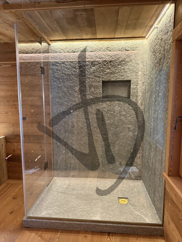 Cabine de douche d'angle sur mesure pour maison de montagne, bois 5 - Angulaire