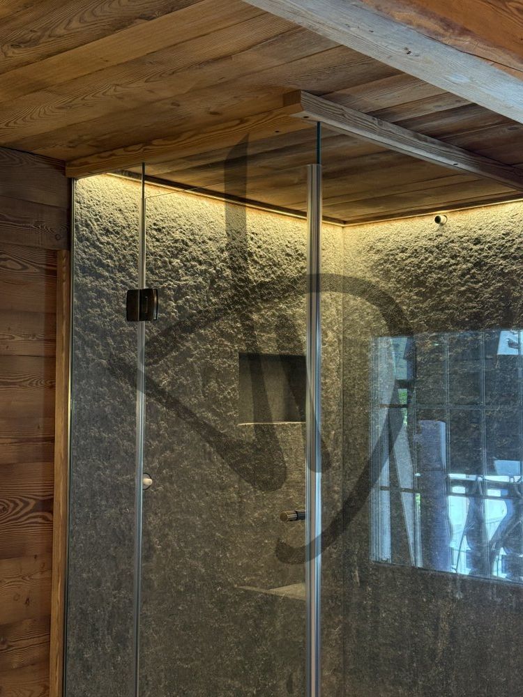 Cabine de douche d'angle sur mesure pour un cadre de maison de montagne en bois moderne. - Angulaire