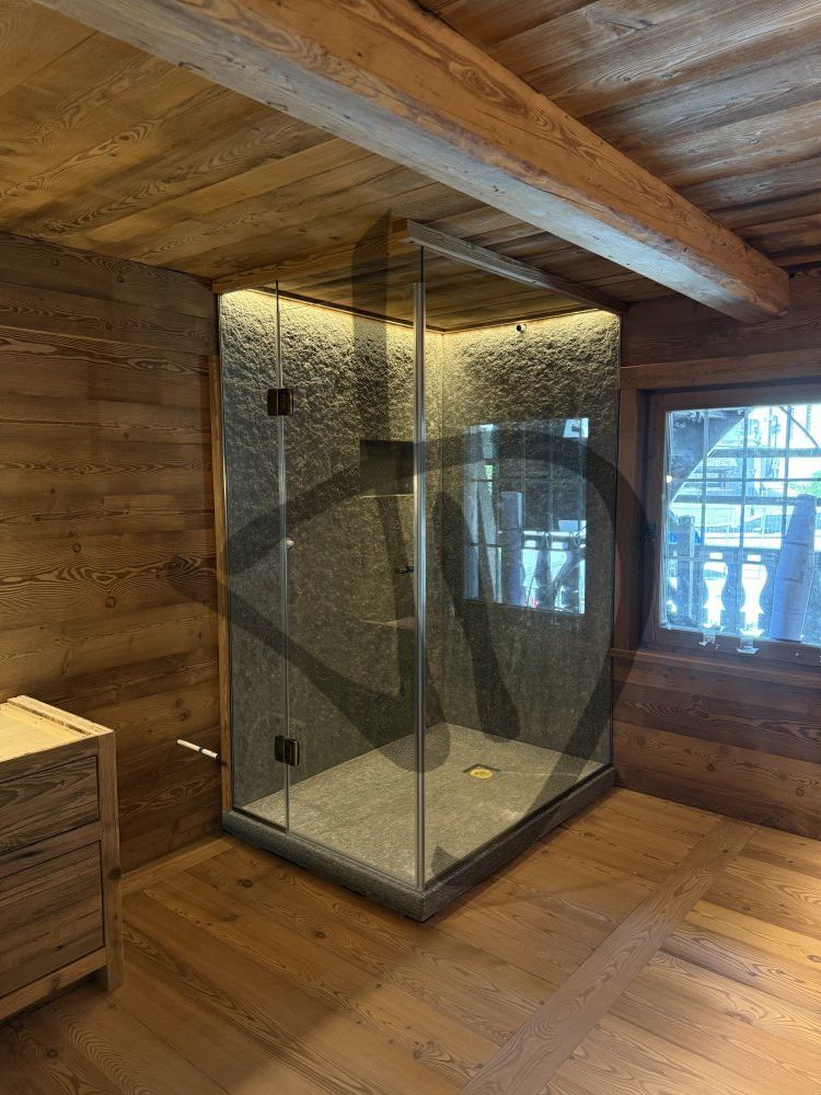 Cabine de douche d'angle sur mesure pour un environnement de maison de montagne, bois moderne 7 - Angulaire