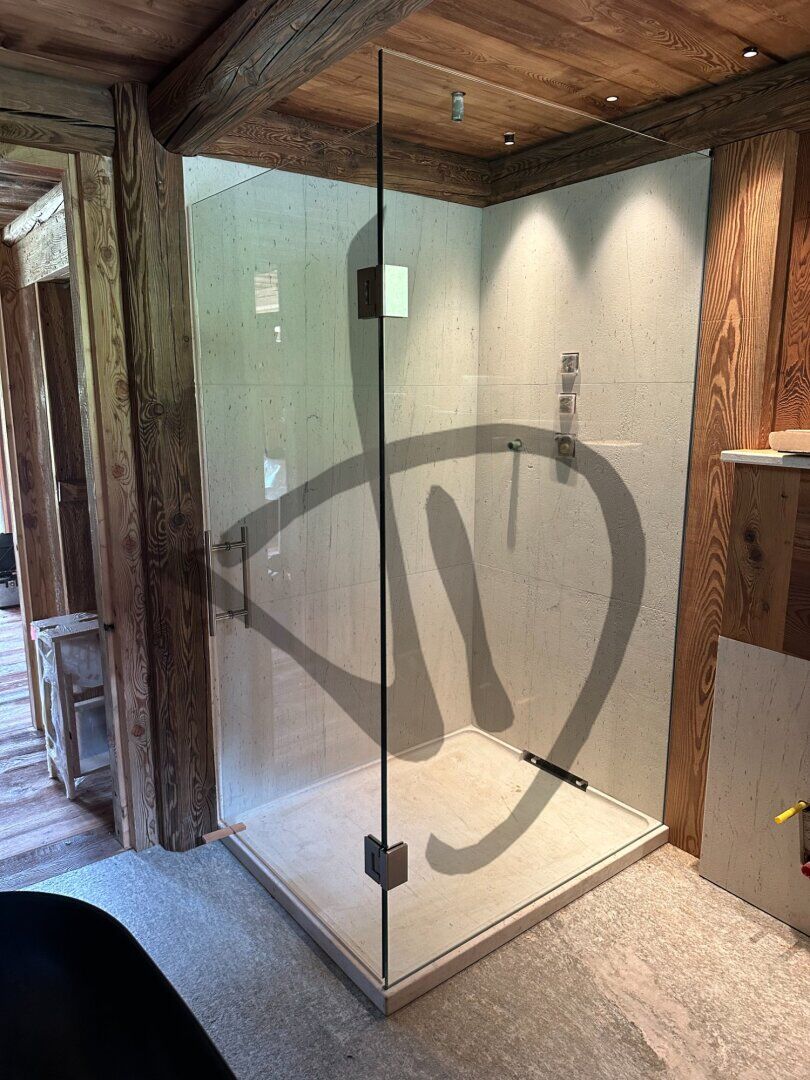 Cabine de douche d'angle sur mesure pour une ambiance de maison de montagne, bois et pierre moderne 10 - Angulaire