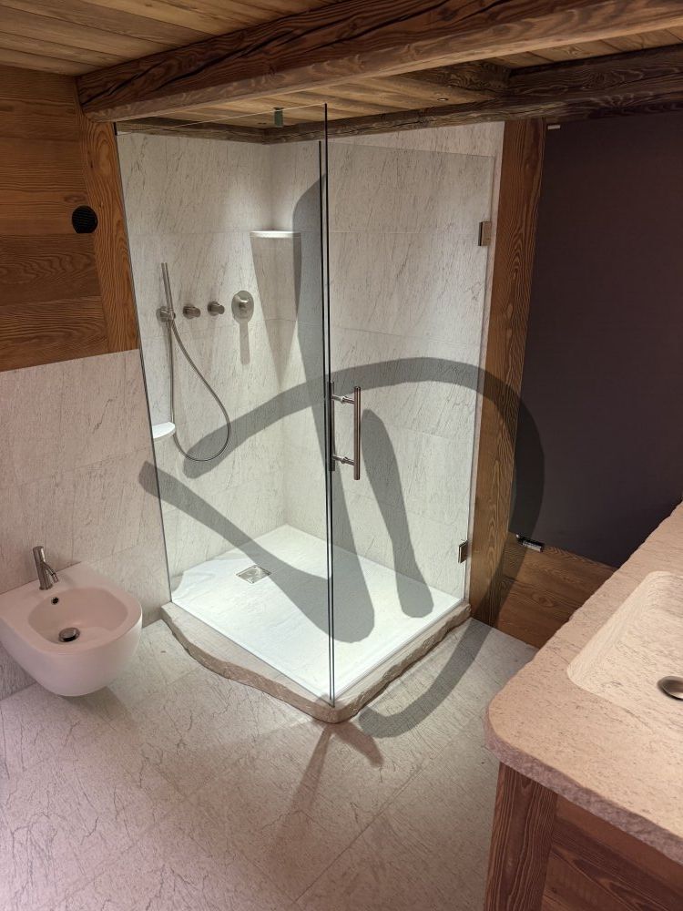Cabine de douche d'angle sur mesure pour une ambiance de maison de montagne, bois et pierre moderne 8 - Angulaire