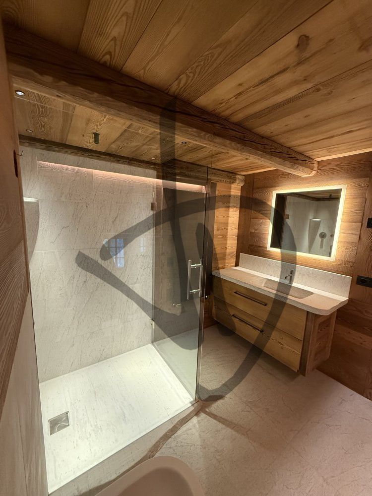 Cabine de douche d'angle sur mesure pour une ambiance de maison de montagne, bois et pierre moderne 9 - Angulaire