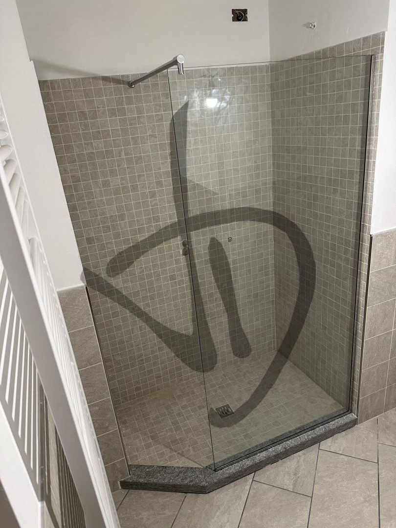 Douche fixe en verre avec barre stabilisatrice 3 - Fixe