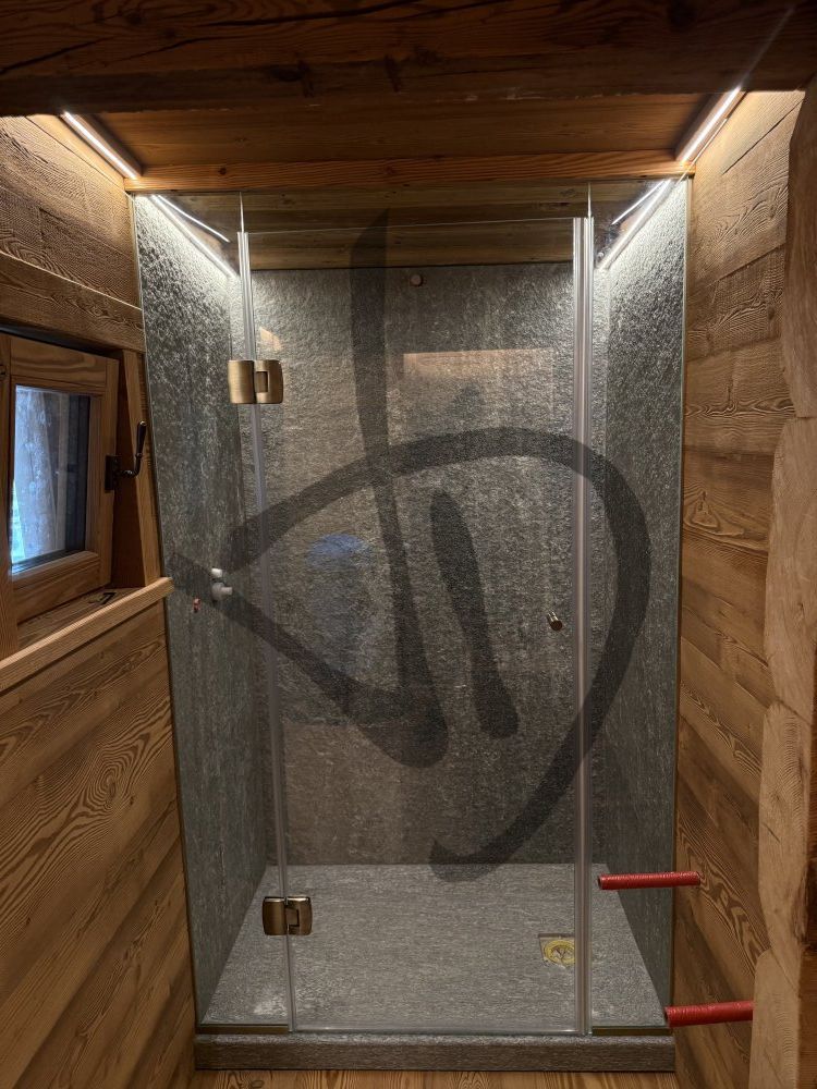 Cabine de douche linéaire sur mesure pour une maison de montagne moderne en bois - Linéaire