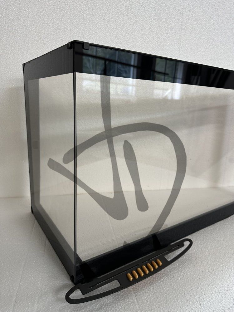 Vitre céramique pour cheminée d'angle avec cadre noir personnalisé  - Verre pour cheminée – Verre céramique