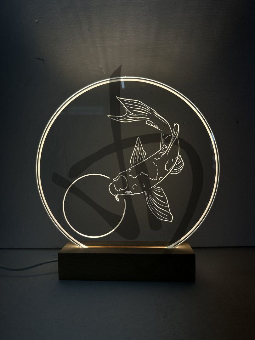 Lampes en acrylique plexiglas décorées de graphiques de carpes avec socle en bois - Lampes en plexiglas acrylique décoré avec socle en bois personnalisé
