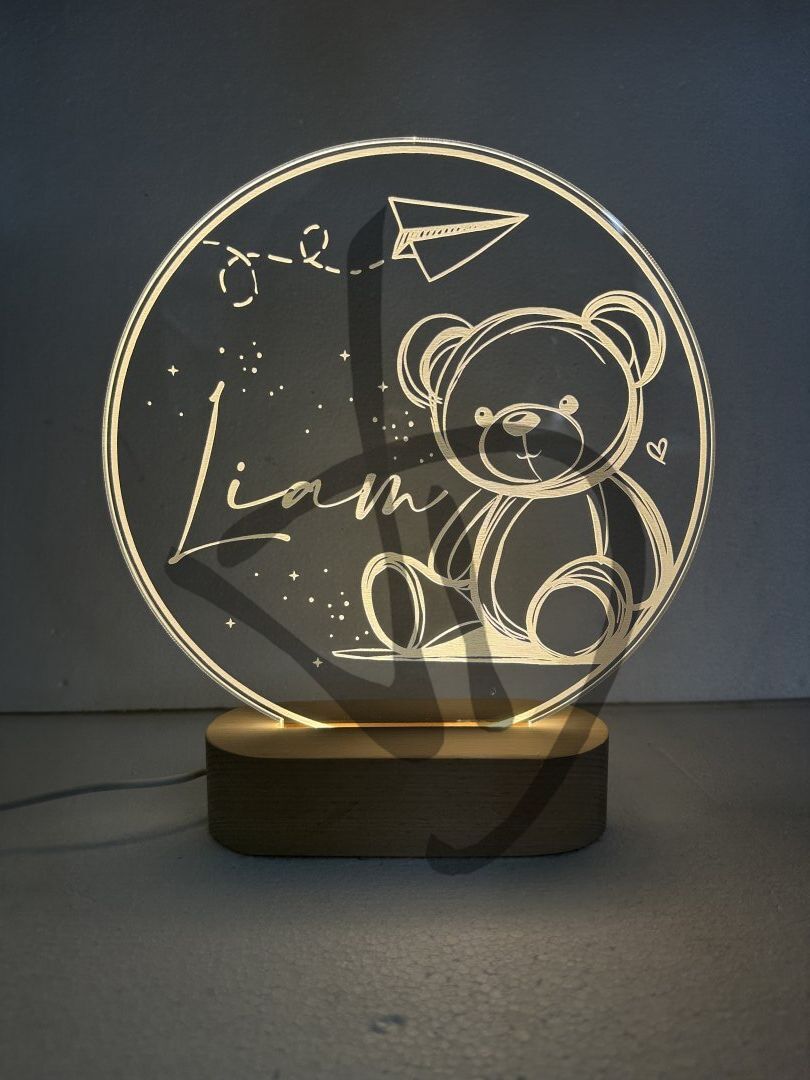 Lampes en acrylique plexiglas décorées de graphismes d'ours en peluche et du nom personnalisé de l'enfant avec base en bois - Lampes en plexiglas acrylique décoré avec socle en bois personnalisé