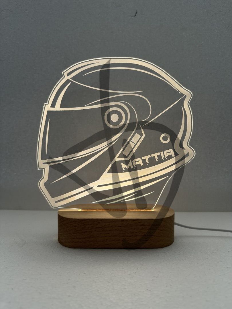 Lampes en acrylique plexiglas décorées de graphismes de casque de moto et de nom avec base en bois - Lampes en plexiglas acrylique décoré avec socle en bois personnalisé