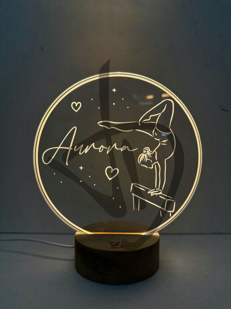 Lampes en acrylique plexiglas décorées de graphismes de gymnastique artistique avec socle en bois - Lampes en plexiglas acrylique décoré avec socle en bois personnalisé
