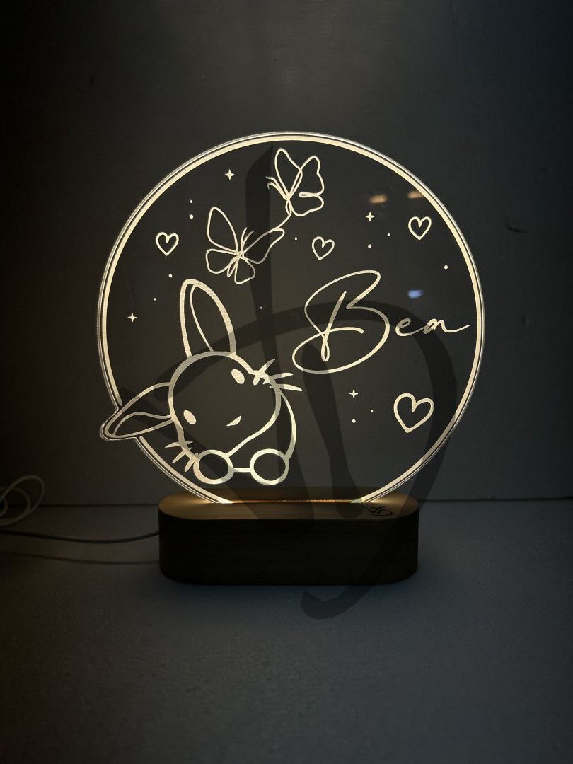 Lampes en acrylique plexiglas décorées de graphismes de lapin pour le baptême d'une petite fille avec un socle en bois - Lampes en plexiglas acrylique décoré avec socle en bois personnalisé