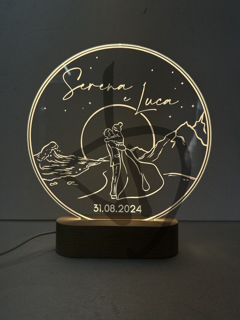 Lampes en acrylique plexiglas décorées de graphismes romantiques pour mariages avec une base en bois. - Lampes en plexiglas acrylique décoré avec socle en bois personnalisé