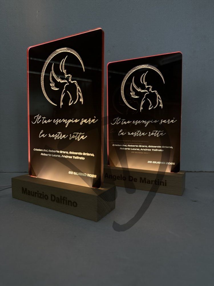 Lampes en plexiglas acrylique décorées avec dédicace avec socle en bois personnalisé 1 - Lampes en plexiglas acrylique décoré avec socle en bois personnalisé