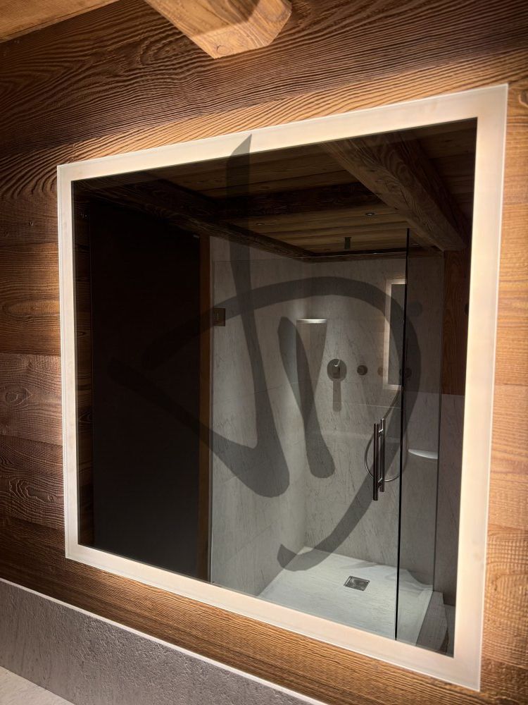 Miroir tactile rétroéclairé à LED sur mesure avec cadre éclairé pour environnements rustiques  - Avec cadre lumineux