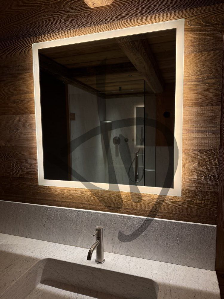 Miroir tactile rétroéclairé à LED sur mesure avec cadre lumineux pour maisons de montagne  - Avec cadre lumineux