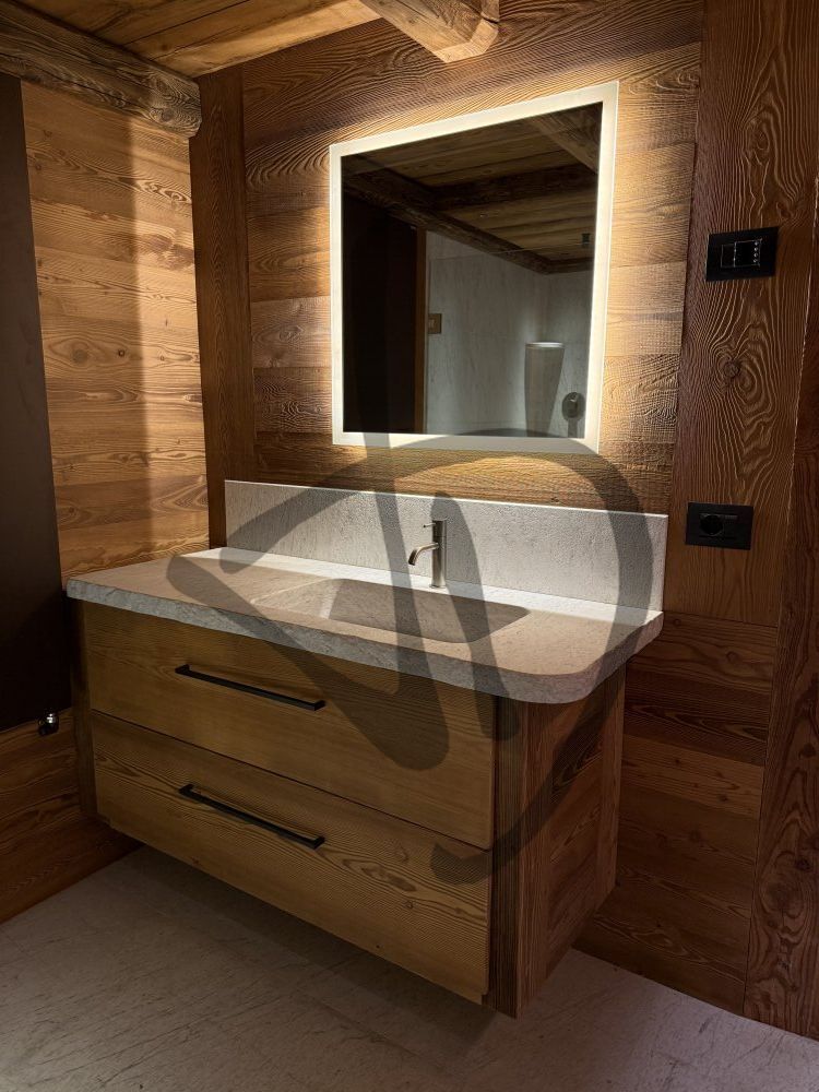 Miroir tactile rétroéclairé LED sur mesure avec cadre éclairé pour environnements en bois  - Avec cadre lumineux