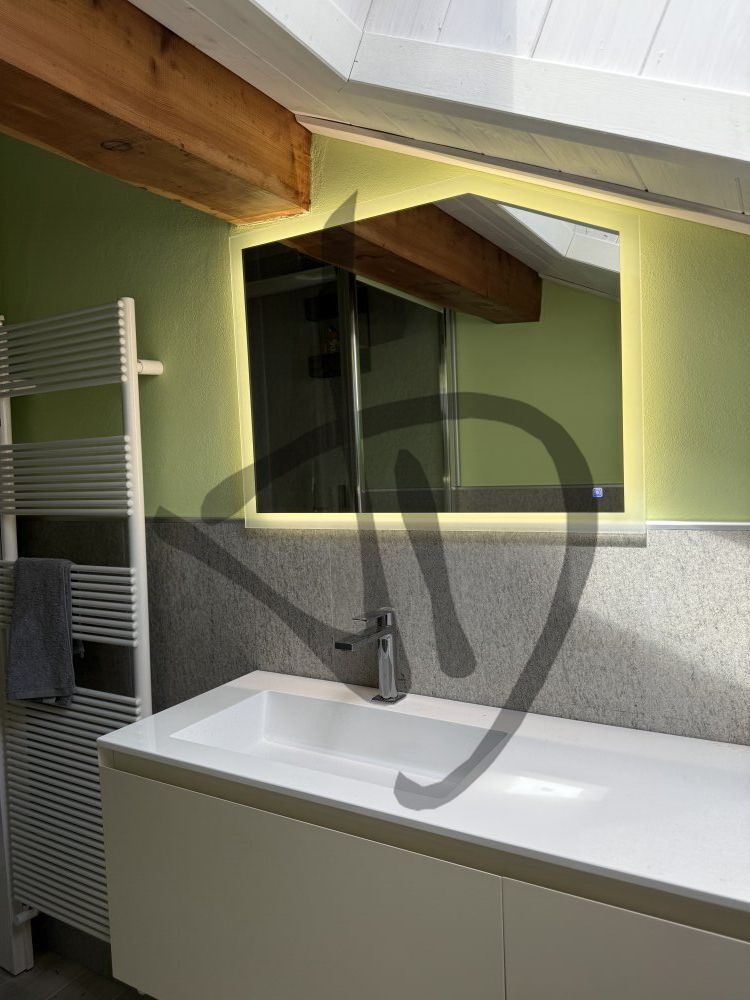 Miroir tactile rétroéclairé LED sur mesure avec cadre lumineux  - Avec cadre lumineux