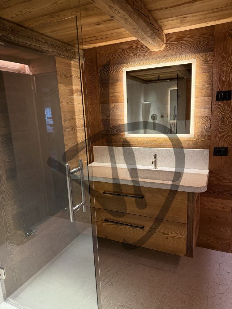 Miroir tactile rétroéclairé LED sur mesure avec cadre lumineux pour espaces modernes  - Avec cadre lumineux