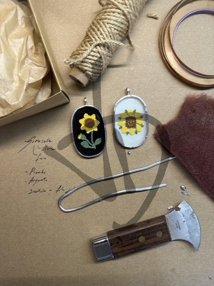 Pendentifs en verre avec fleurs et insert poinçonné Valsesian fait main - 3 - Pendentifs en verre et poinçon