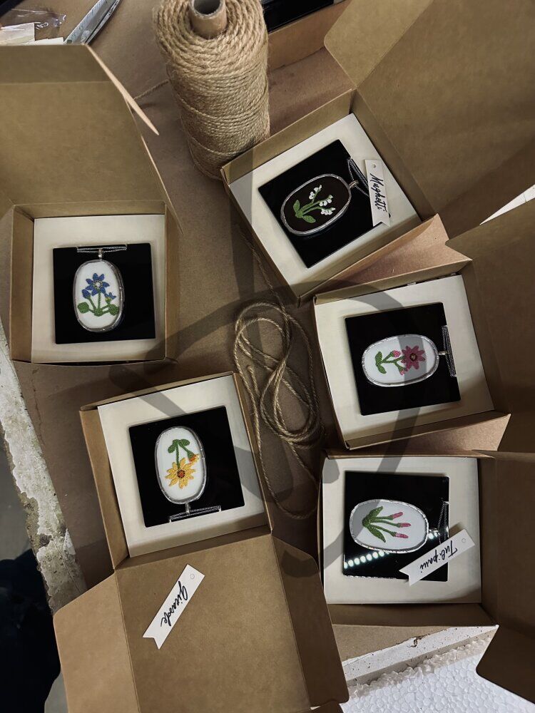 Pendentifs en verre avec fleurs et inserts poinçonnés valsésiens faits à la main - 3 - 4 - Pendentifs en verre et poinçon