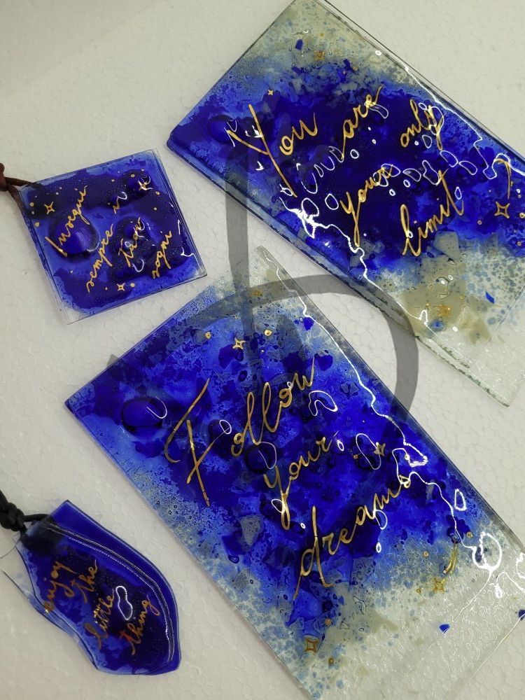 Pendentifs en verre fusionné avec écriture et dédicace en or - pendentifs