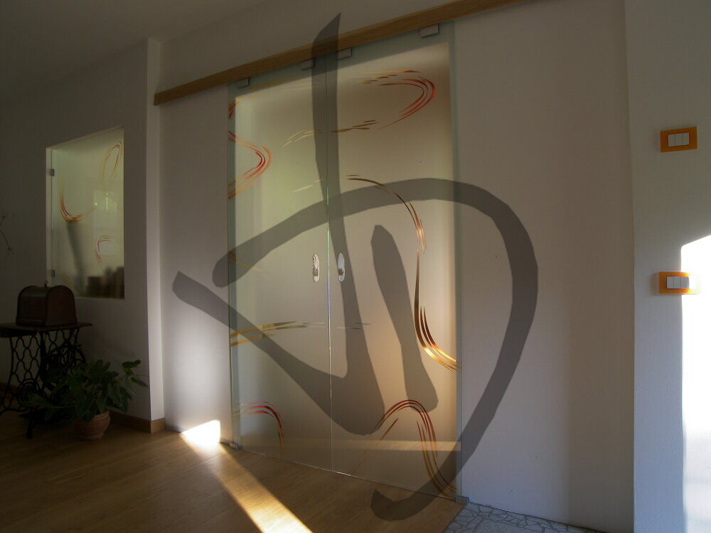 Porte coulissante en verre sur mesure à deux panneaux avec finition satinée et décoration abstraite - Portes coulissantes