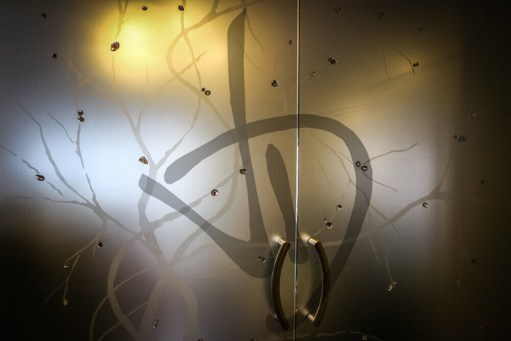 Porte coulissante en verre sur mesure à deux panneaux avec finition satinée et décoration d'arbre - Portes coulissantes