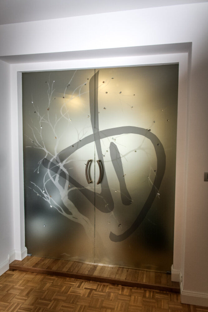 Porte coulissante en verre sur mesure avec deux vantaux satinés et décoration - Portes coulissantes