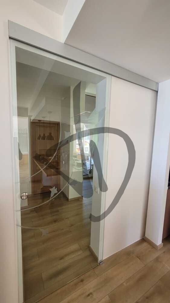 Porte coulissante en verre transparente sur mesure avec décoration - Portes coulissantes
