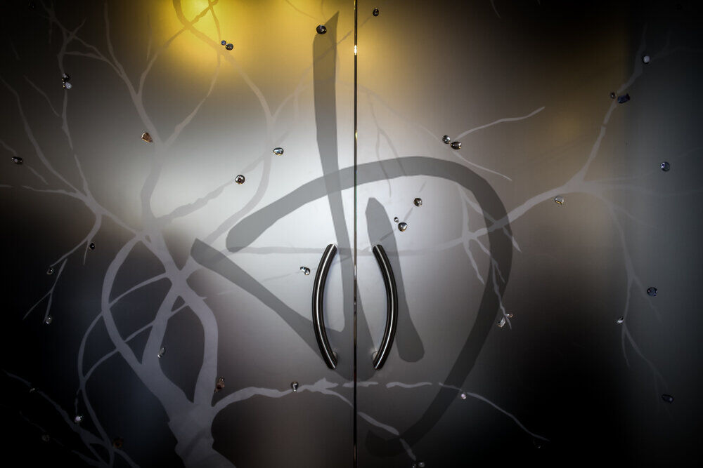 Porte coulissante en verre satiné à deux panneaux sur mesure avec décoration d'arbre 1 - Portes saloon