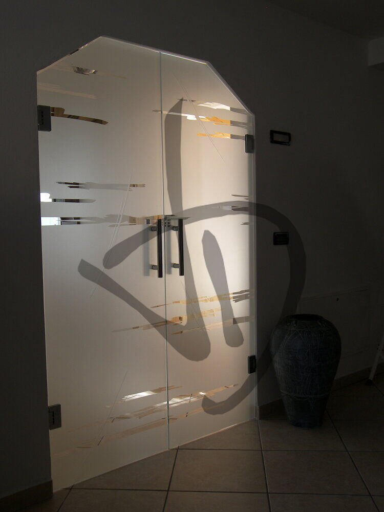 Porte de salon en verre satiné sur mesure avec décor abstrait, design à deux panneaux - Portes saloon