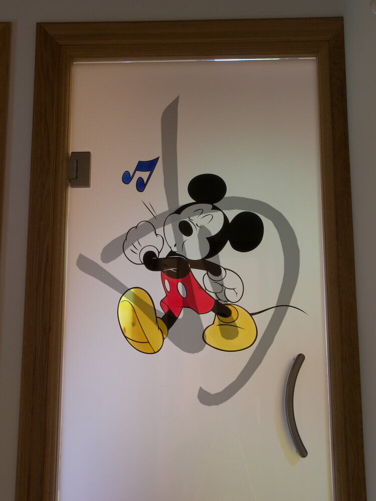Porte de salon en verre satiné sur mesure avec décoration Mickey Mouse  - Portes saloon