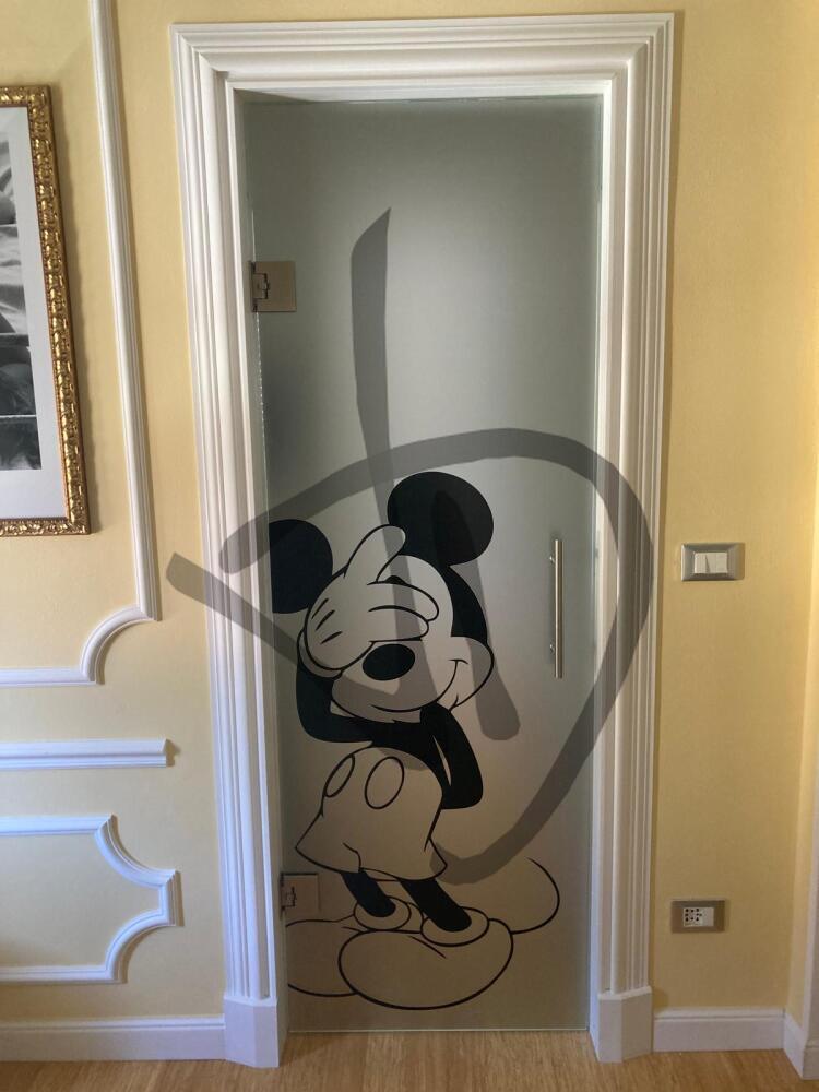 Porte de salon en verre satiné sur mesure avec décoration Mickey Mouse pour salle de bain - Portes saloon