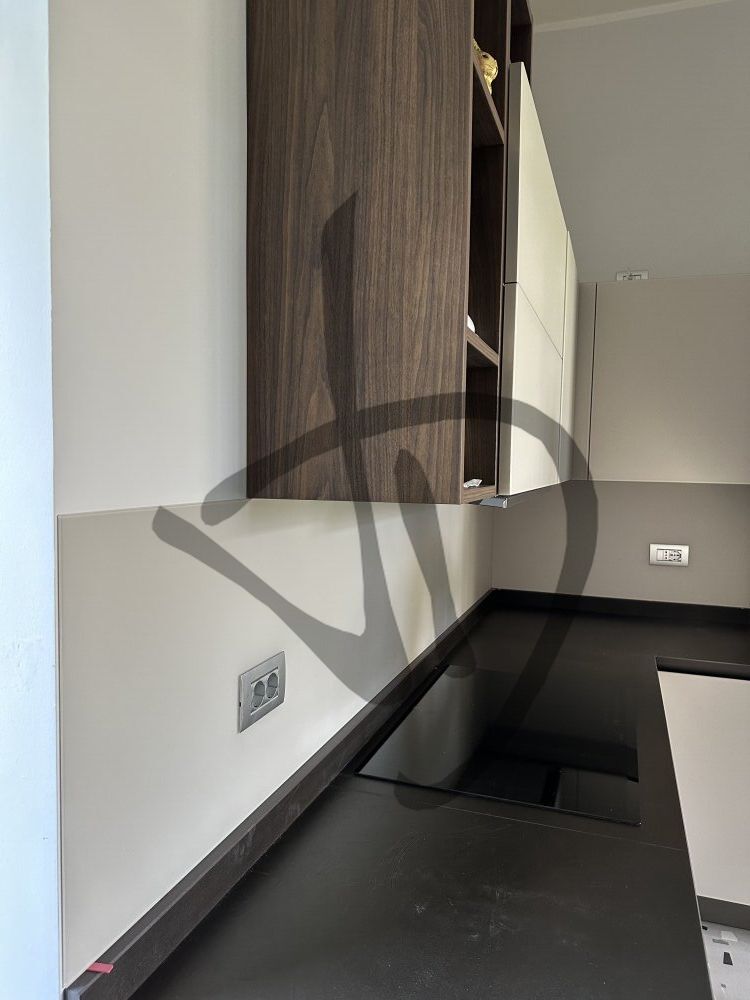 Crédence de cuisine en verre laqué et satiné avec trou pour prises électriques - Verres laqués pour revêtement mural