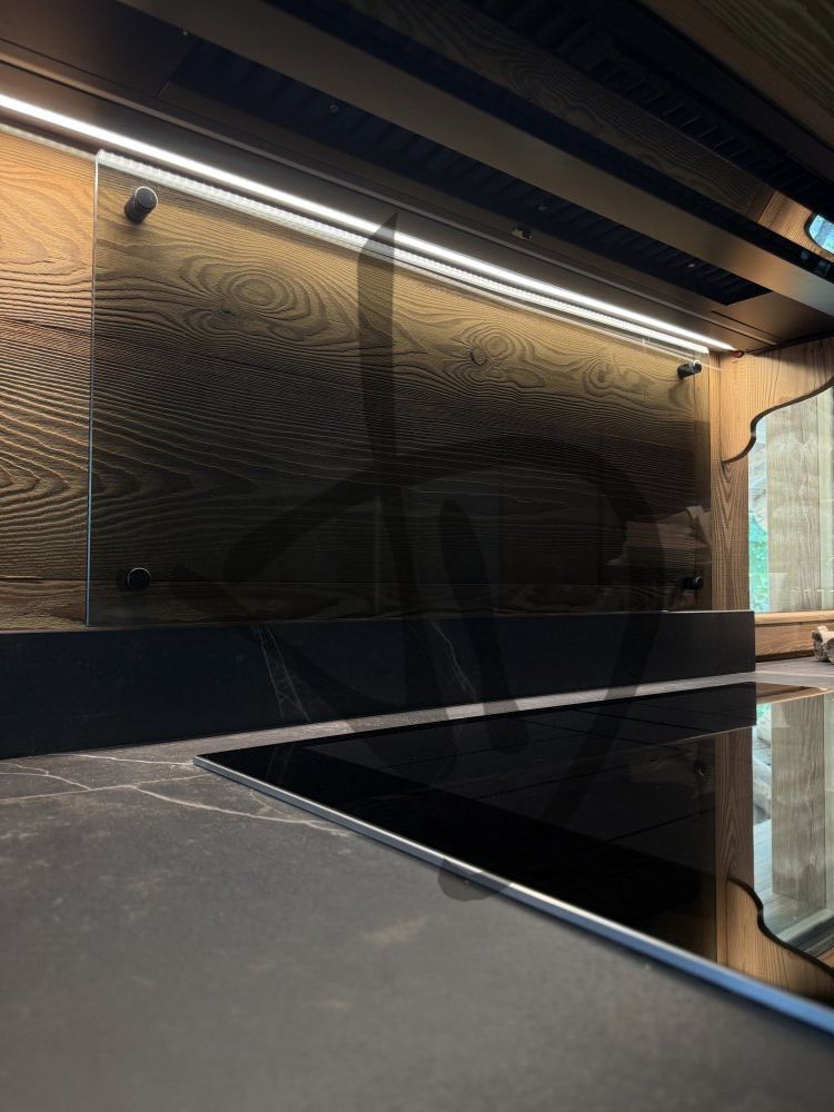 Revêtement de crédence en verre sur mesure avec clous pour cuisines - Verres laqués pour revêtement mural